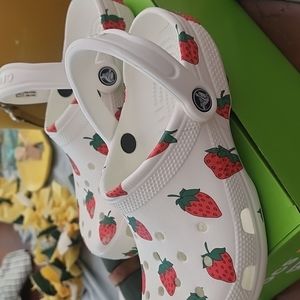 Strawberry 🍓 crocs